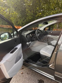 Peugeot 5008 1.6 HDi, r. 2012, 5 míst, super výbava, TOP sta - 8