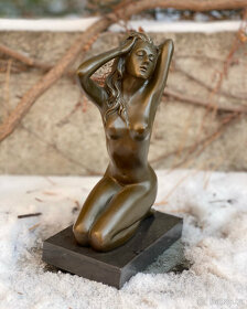 Bronzová socha - Svůdná sedící na postavci nahá dívka - 8