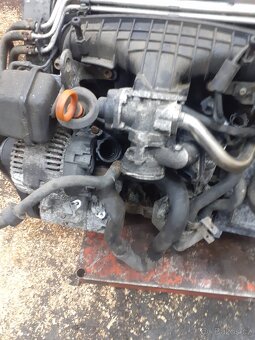 Motor bkp zatím celý,jede ale nemaže - 8