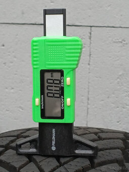 Pěkná zimní orig alu Toyota RAV4 225/65/17 Bridgestone 8mm - 8