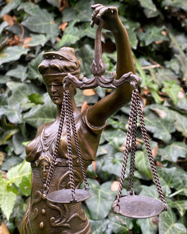 Bronzová socha soška Spravedlnost Justice Themis s mečem - 8
