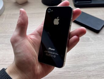 ikonický Apple iPhone 4 32gb v černé barvě, krásný stav. - 8