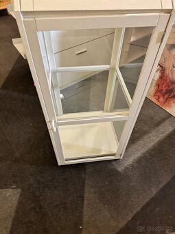 Hezká bílá-skleněná vitrína IKEA - 8