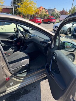 Peugeot 208 - 8