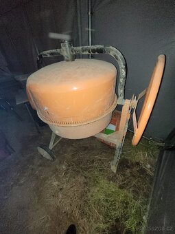 Lehce používanou míchačku 260l, 220V. namíchá 3 kolečka - 8