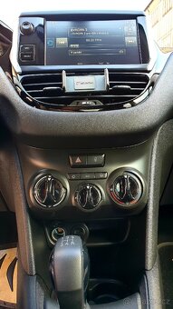 Peugeot 208 - 8