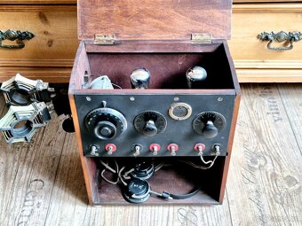 Staré rádio včetně sluchátek, Francie, rok 1923 - 8