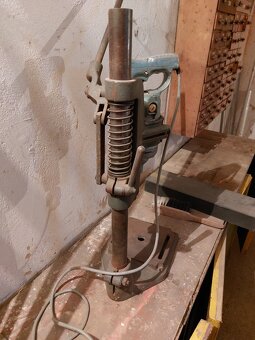 Stará kovová vrtačka na stojanu - 8
