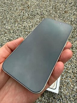 IPhone 15 - baterie 100% - 8