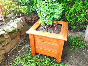 Vyvýšený záhon z modřínu. - 8