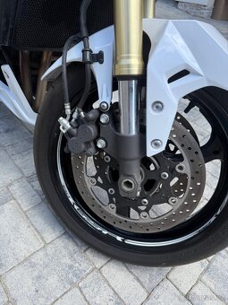 Suzuki GSR 750 - 8