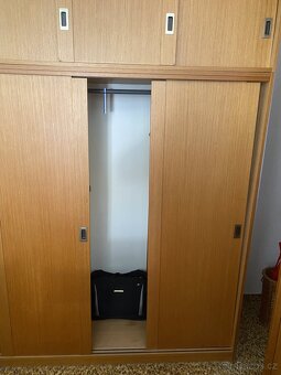 Dřevěné skříně – větší a menší, úložný prostor + police - 8