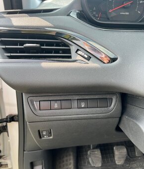 Peugeot 208 - 8