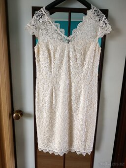 Krajkové pouzdrové šaty - 8