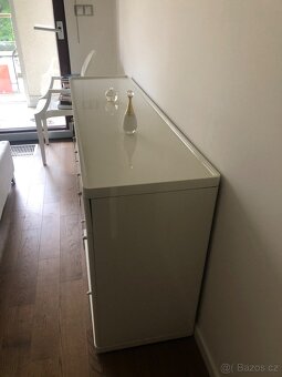 Velká komoda a dva noční stolky na kolečkách - 8