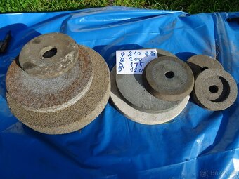 Dvoukotoučová bruska na kov , stáří ca 60 let. - 8