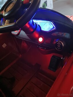 LAKOVANÉ Elektrické autíčko 2x30W, houpání - 8