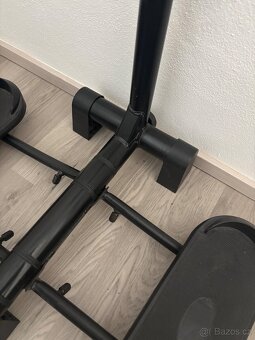 Domácí posilovací stroj na stehna a hýždě značky Master - 8