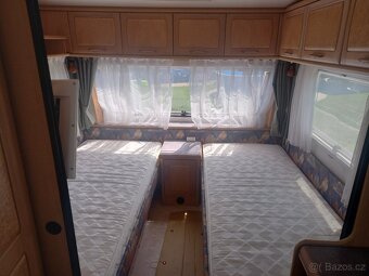 Prodám karavan hobby 495 UL . EL POJEZD, ODDĚLENÉ POSTELE - 8