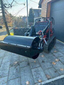 Vibrační válec hladký pro mininakladač - 8