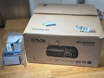 Projektor EPSON EH-TW5200 +stropní držák + 3D brýle - 8