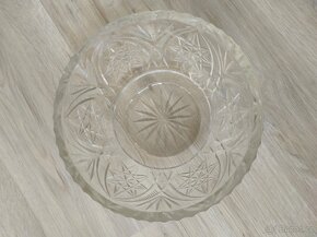 Starožitné ručně vyšívané dečky, broušená mísa, vějíř - 8