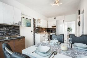 Rodinný dům 6+2 s 2 garážemi - 8