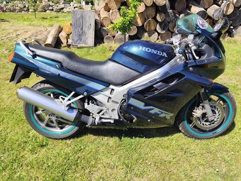Honda VFR 750 F - 8
