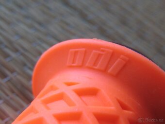 Nové mtb gripy ODI Vans V1.0 Lock-On Grips - 8