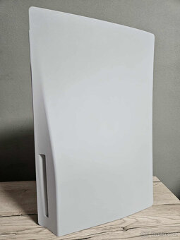 PlayStation 5 s mechanikou + God of War + stylový stojan - 8