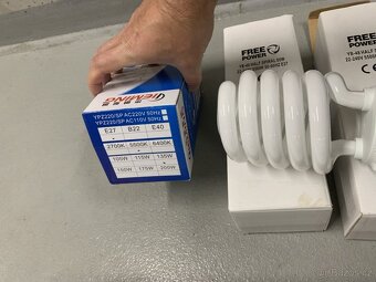 Stativy, držáky na E27, zářivky, odrazný deštník - 8