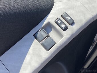 Toyota Yaris 1.0 VVT-i , 51 kW benzín, 2011 - 8