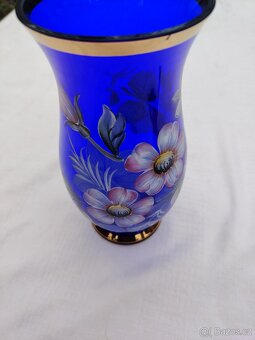 Modrá skleněná váza s bílo-béžovými květy - 8