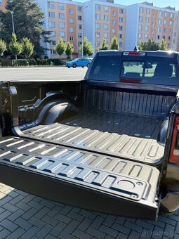 Dodge RAM 1500 5.7 V8 HEMI—2019–Laramie—kůže—velký displej— - 8