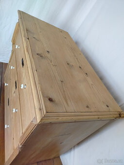 Starožitná šuplíková komoda - 8