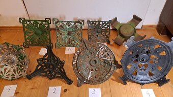 STARÉ VÁNOČNÍ LITINOVÉ STOJÁNKY 8 kusů - 8