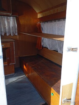 Karavan, obytný přívěs s papírama. - 8