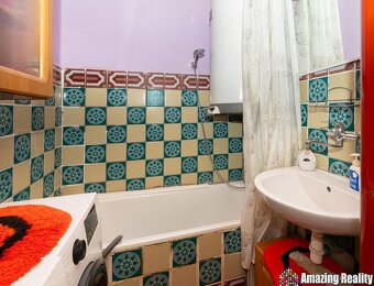 Prodej domu s šesti samostatnými bytovými jednotkami, garáže - 8