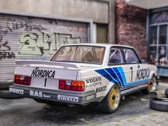 Volvo 240 Turbo 1:18 AutoArt - 8