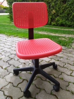 Rostouci psaci stůl z Lidlu a zidle Ikea - 8