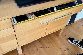 Set IKEA dubová dýha: stolek konferenční + skříňka pod TV. - 8