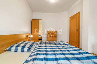 Pronájem zařízeného podkrovního bytu 3+kk (125 m2), ulice Šk - 8