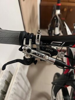 Full karbonové kolo s pevnou karbonovou vidlí. Kompletně na - 8