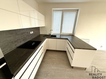 Pronájem bytu 3+kk, 80 m² + terasa 20m², +parkování v garáži - 8