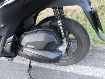 Skútr Honda Sh 150, r.v. 2023, bezklíčkový kufr + start - 8
