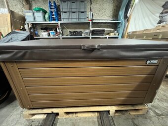 Vířivá vana Envoy HotSpring - 8