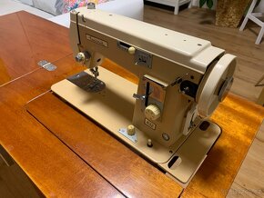 Šicí stroj ve stolku - 8