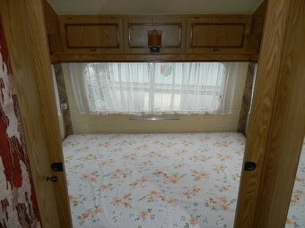 Dvouosý karavan Wilk - výborný stav - 8