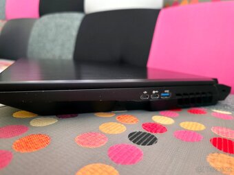 Výkonný herní notebook EUROCOM Sky Z7 - 8