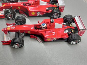 3x F1 FERRARI F2001 a F2000 SCHUMACHER HOTWHEELS 1:18 - 8